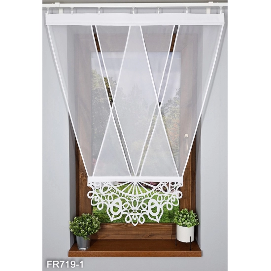 Weißes Schiebegardinenpanel FR719v1 mit V-Schnitt und feinem Ajour-Abschluss aus Polyester
